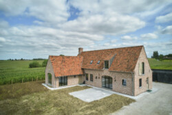 Nieuwbouw villa met landelijk karakter